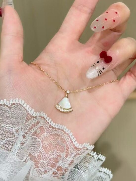 BVLGARI DIVAS'DREAM series fan-shaped pendant necklace